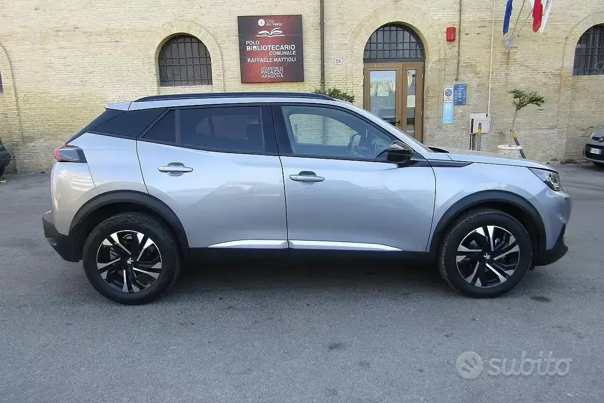 Usata Peugeot 2008 Allure 100 CV (73 kW) 2023 Grigio SUV