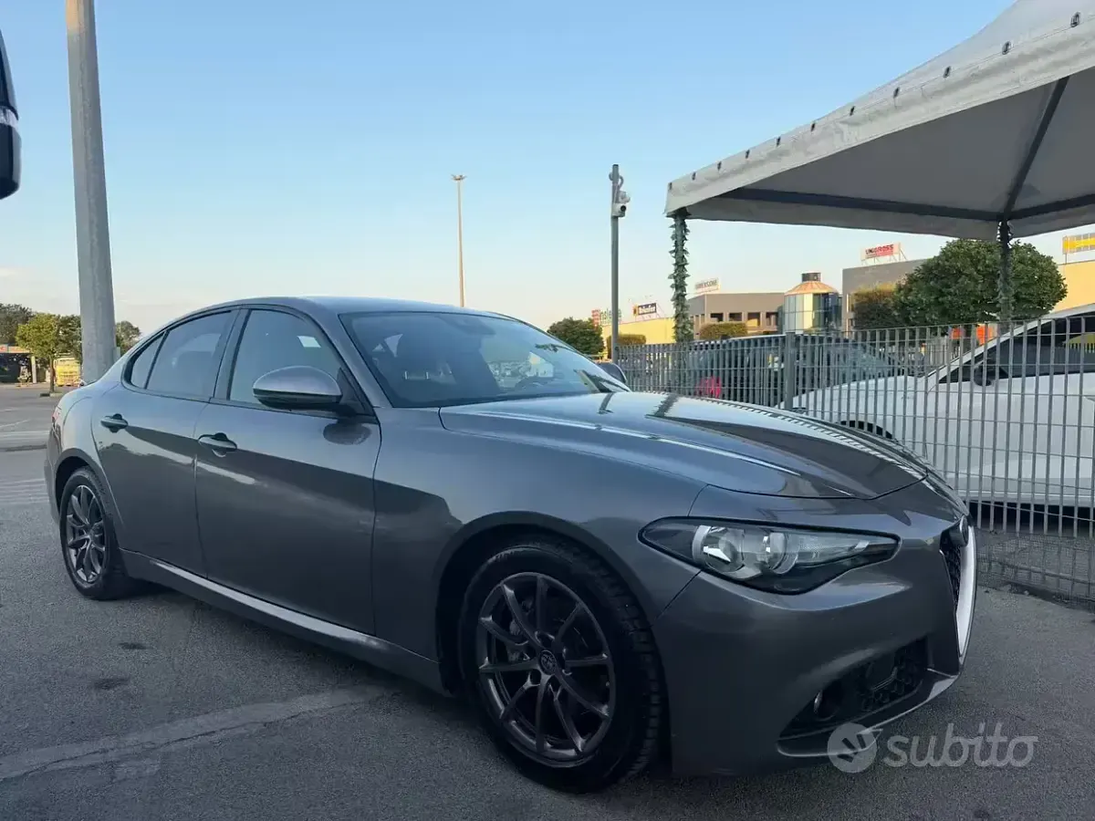 Usata Alfa Romeo Giulia 180 CV (132 kW) 2017 Grigio Berlina