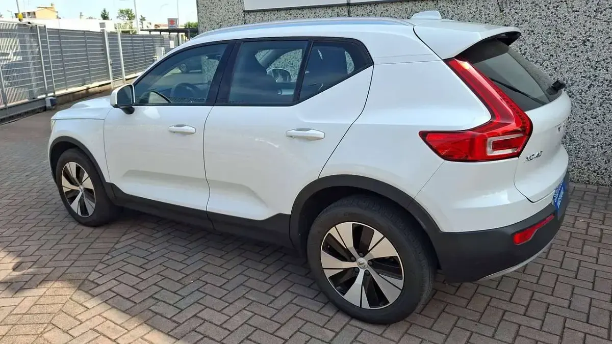 Usata Volvo XC40 Momentum 129 CV (94 kW) 2021 Pearl white SUV
