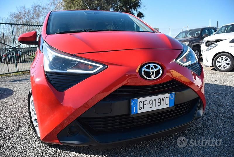 Usata Toyota Aygo Cool 72 CV (52 kW) 2022 Rosso Utilitaria