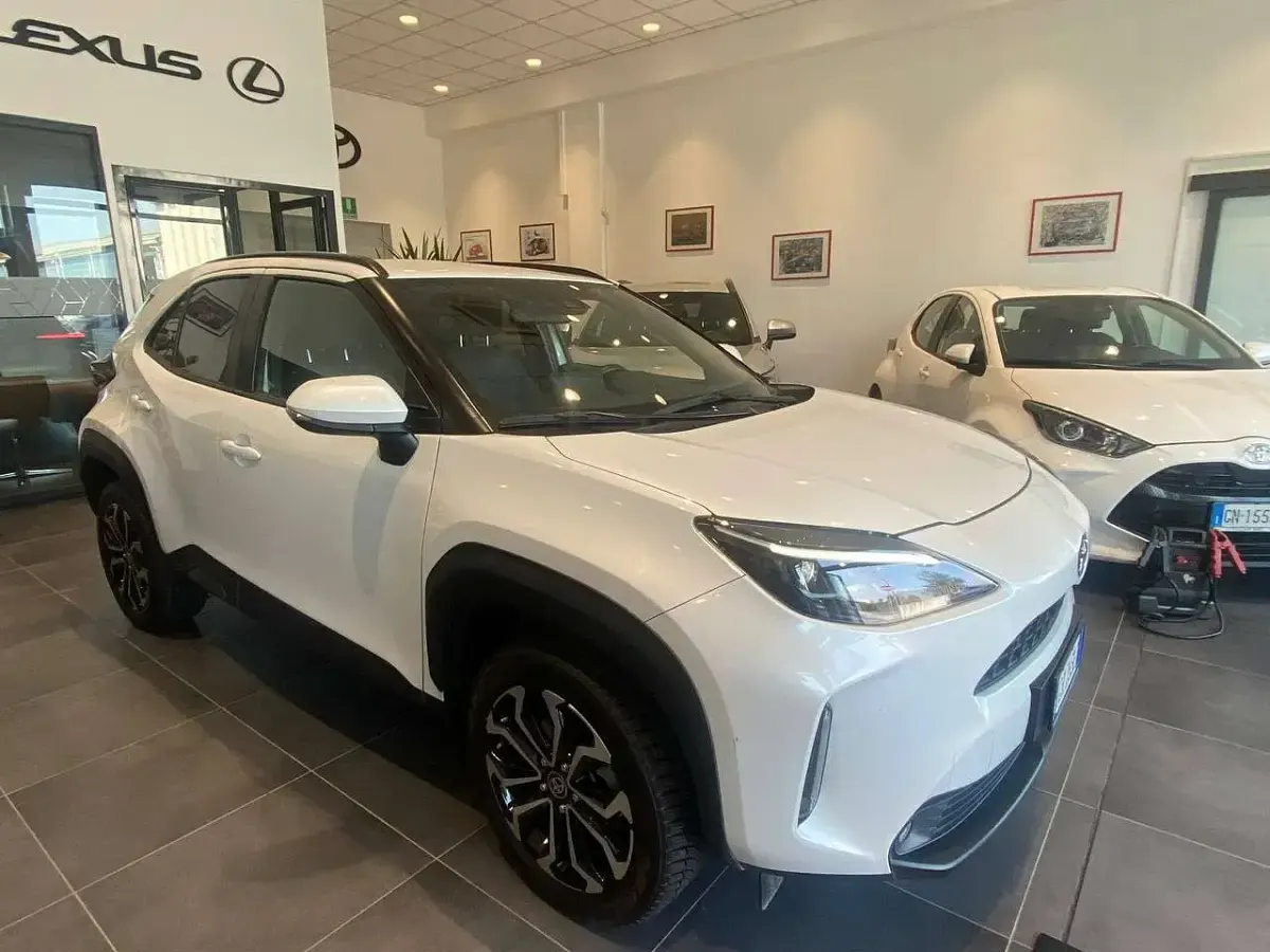 Usata Toyota Yaris Cross Trend 92 CV (67 kW) 2023 Bianco perlato SUV