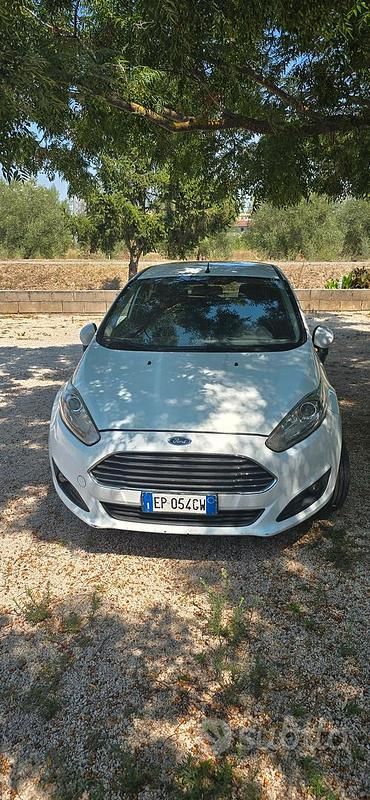 Bianco Usata 2013 Ford Fiesta Titanium Due volumi | 4000 € (Buon prezzo) - Immagine 1/4