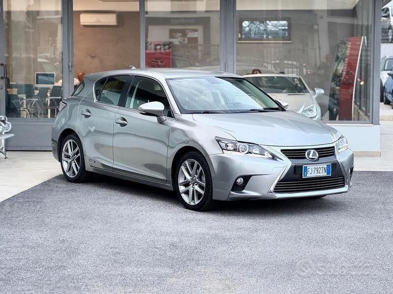 Argento Usata 2017 Lexus CT200h Tre volumi | 13.900 € (Ottimo prezzo) - Immagine 1/2
