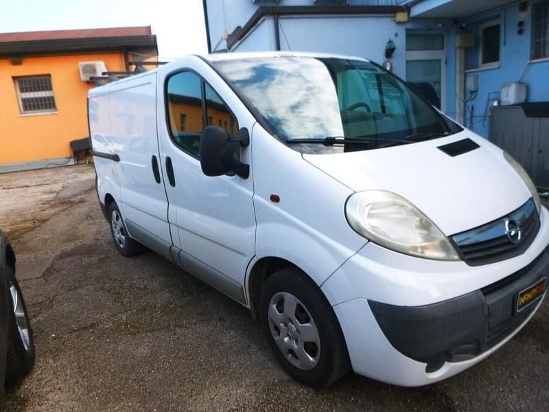 Usata Opel Vivaro 120 CV (88 kW) 2013 Bianco Monovolume