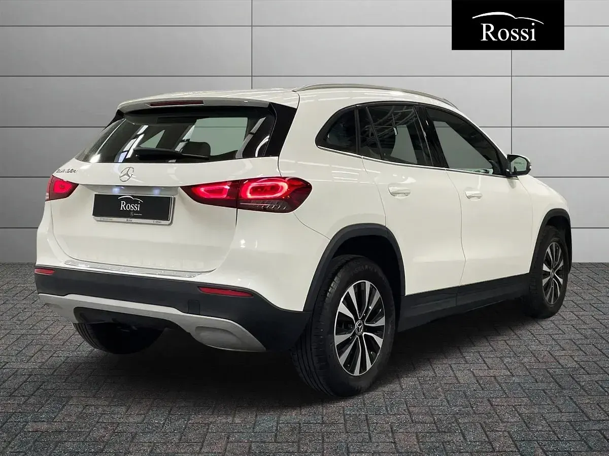 Usata Mercedes GLA180 116 CV (85 kW) 2022 Bianco SUV
