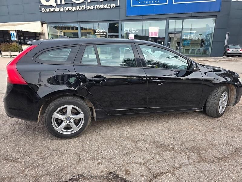 Usata Volvo V60 Momentum 114 CV (83 kW) 2015 Nero Station wagon