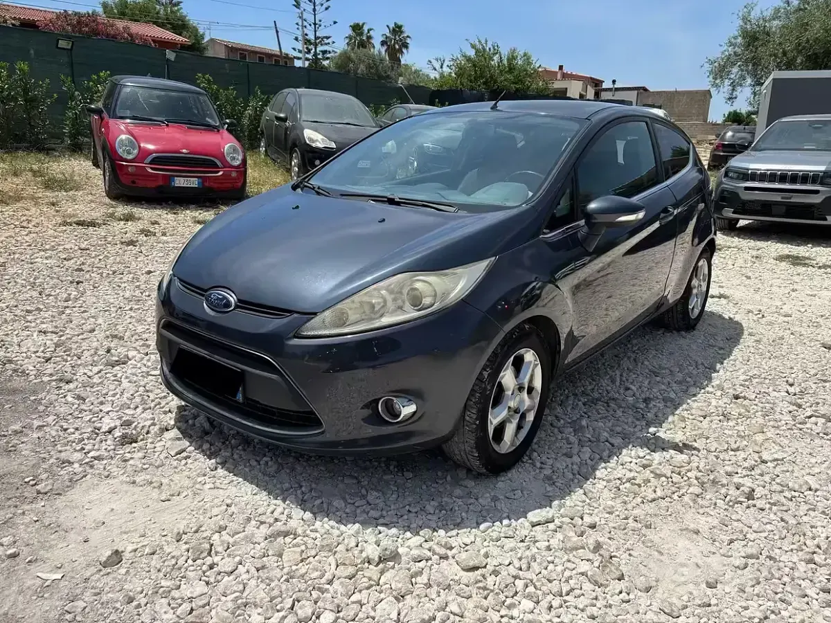 Usata Ford Fiesta 68 CV (50 kW) 2010 Grigio Berlina