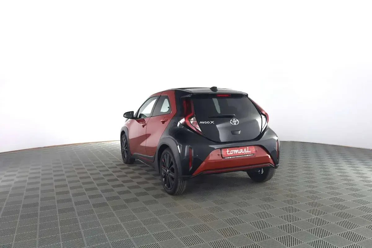 Usata Toyota Aygo X Lounge 72 CV (52 kW) 2025 Chili red/black (tetto in tela SUV