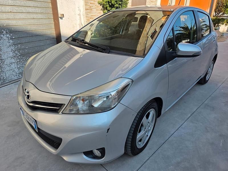 Usata Toyota Yaris Lounge 90 CV (66 kW) 2014 Grigio Berlina