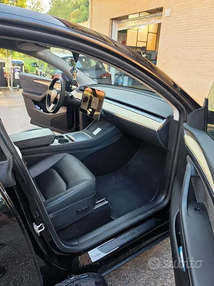Usata Tesla Model Y Long Range AWD 189 kW (258 CV) 2023 Nero SUV