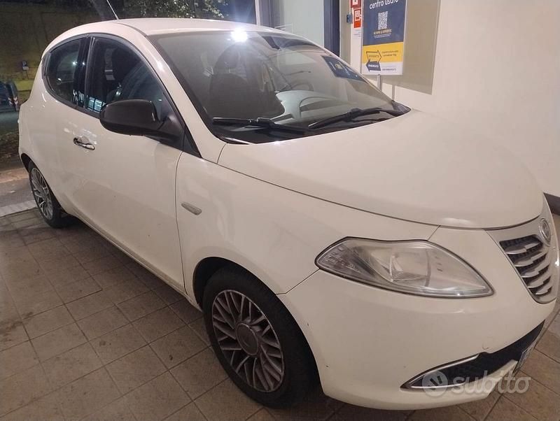 Usata Lancia Ypsilon Gold 69 CV (50 kW) 2011 Bianco Utilitaria