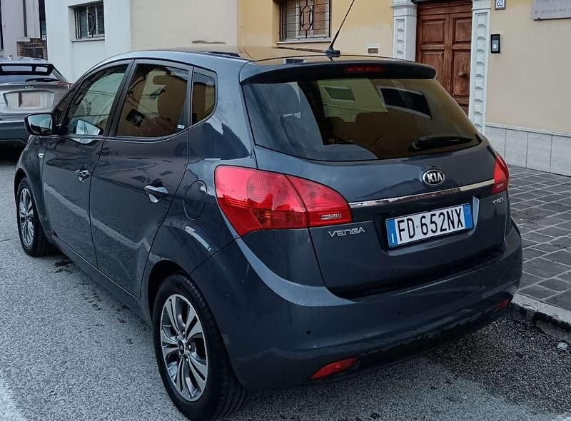 Usata Kia Venga Active 90 CV (66 kW) 2016 Blu/azzurro Utilitaria