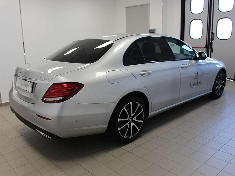 Usata Mercedes E220 Business 194 CV (142 kW) 2019 Argento Berlina