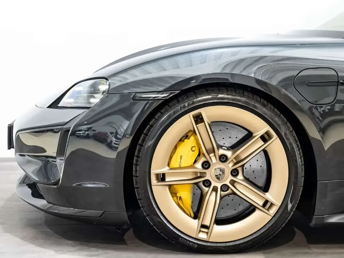 Usata Porsche Taycan Turbo Cross Turismo 650 kW (884 CV) 2025 Grigio Berlina