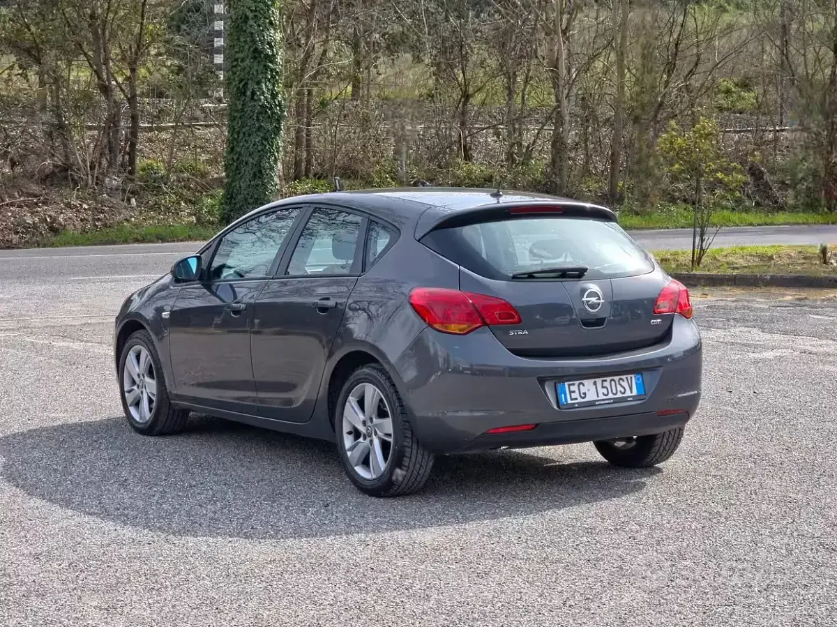 Usata Opel Astra Cosmo 110 CV (80 kW) 2011 Marrone Berlina