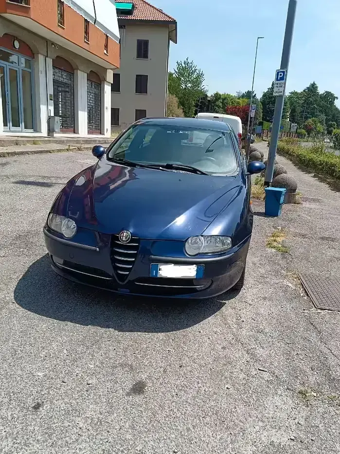 Usata Alfa Romeo 147 Distinctive 116 CV (85 kW) 2003 Blu Utilitaria