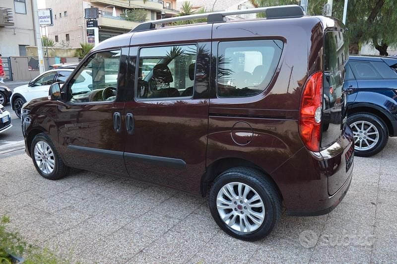 Usata Fiat Doblò Dynamic 104 CV (76 kW) 2011 Rosso Monovolume