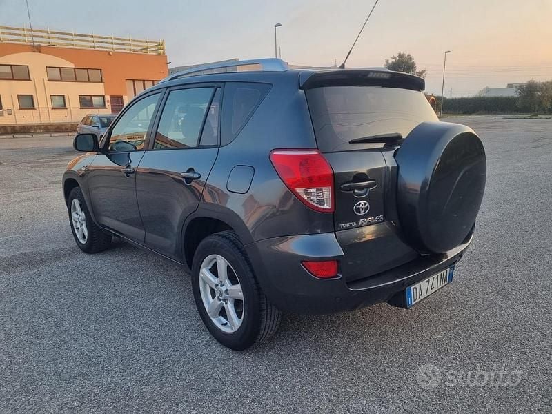 Usata Toyota RAV4 Luxury 136 CV (100 kW) 2006 Grigio SUV