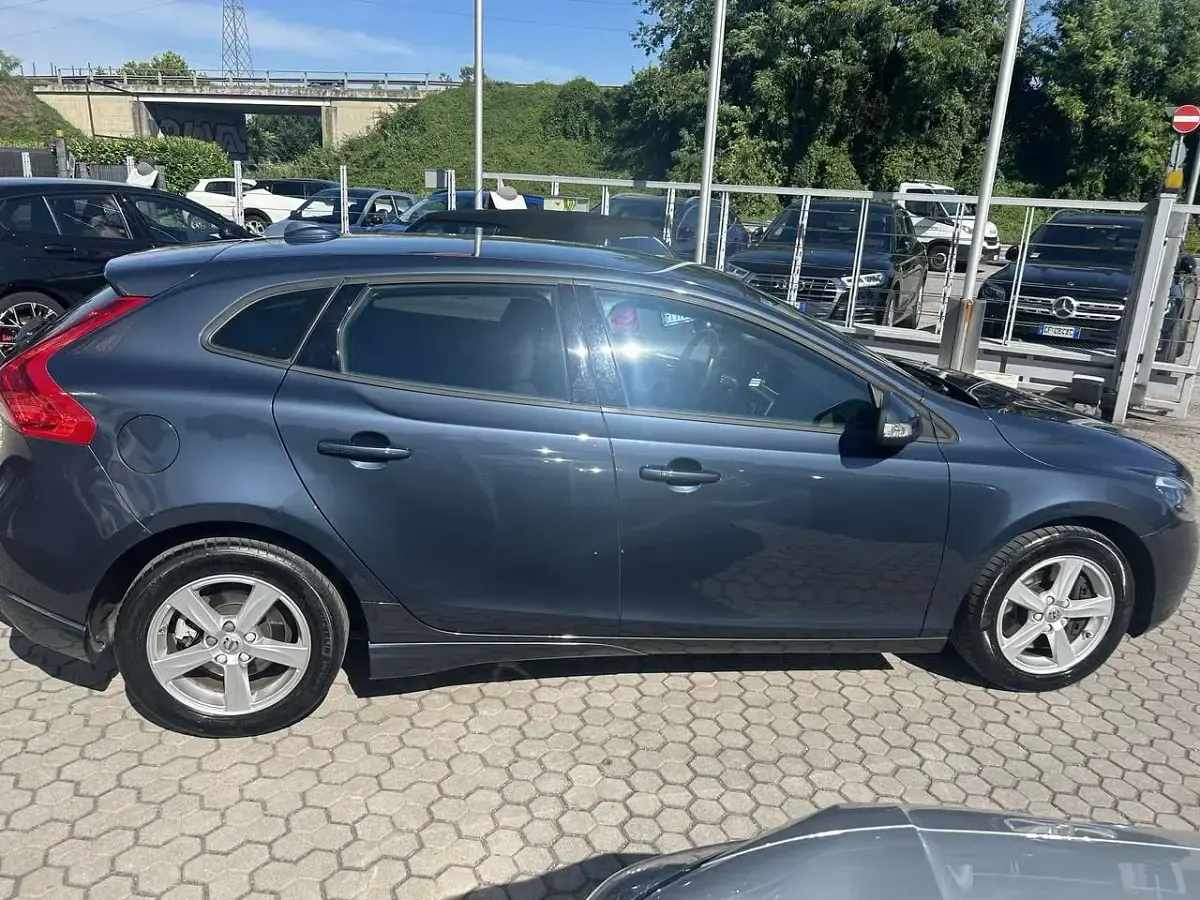 Usata Volvo V40 Momentum 120 CV (88 kW) 2017 Nero Berlina