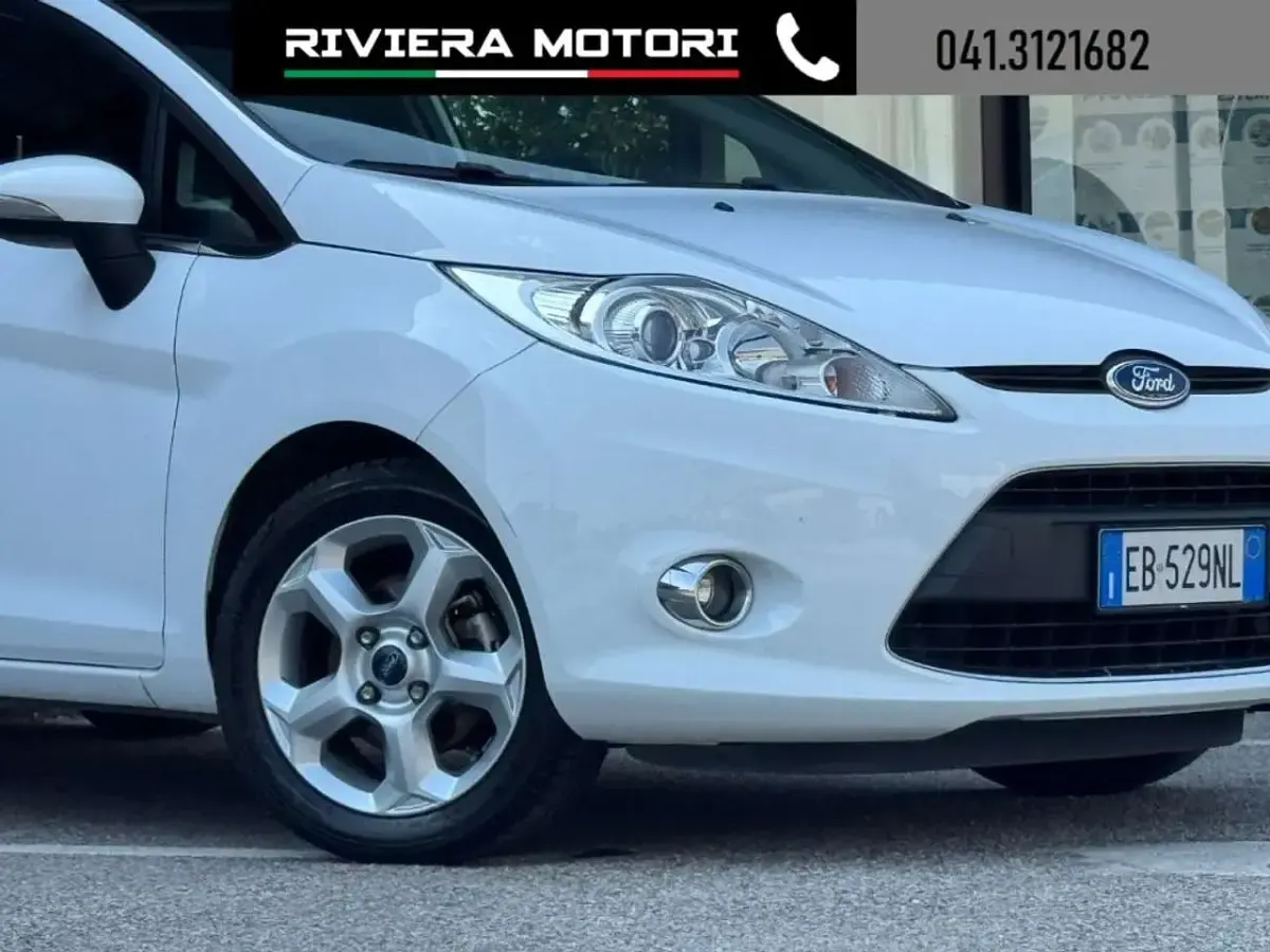 Usata Ford Fiesta Titanium 97 CV (71 kW) 2010 Bianco Berlina