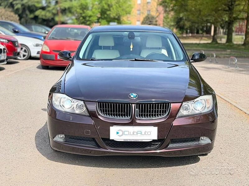 Käytetty BMW 320 Comfort Edition 170 HP (125 kW) 2008 Violetti Sedan