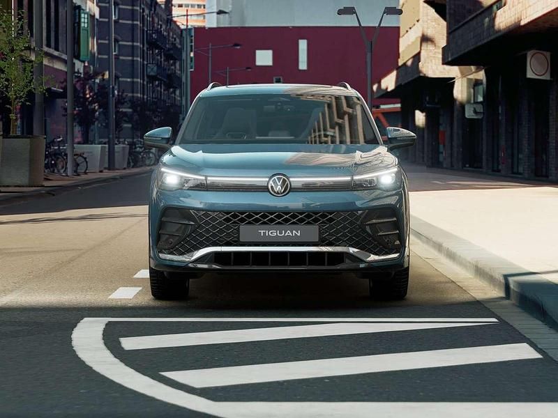 Nuova VW Tiguan R-line Plus 193 CV (141 kW) 2025 Nightshade blue metallizzato SUV