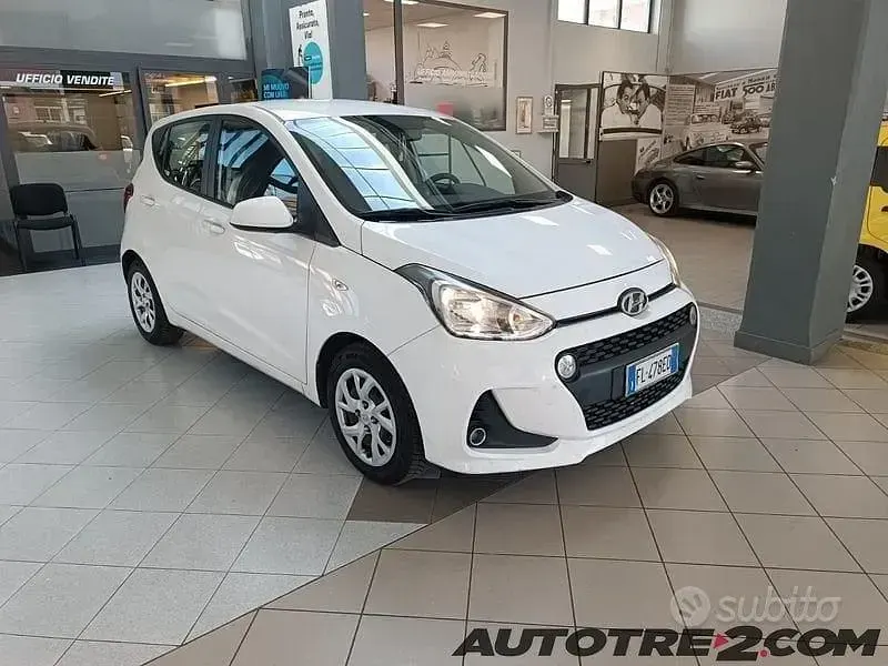 Gebraucht Hyundai i10 69 PS (50 kW) 2017 Weiß Kleinwagen