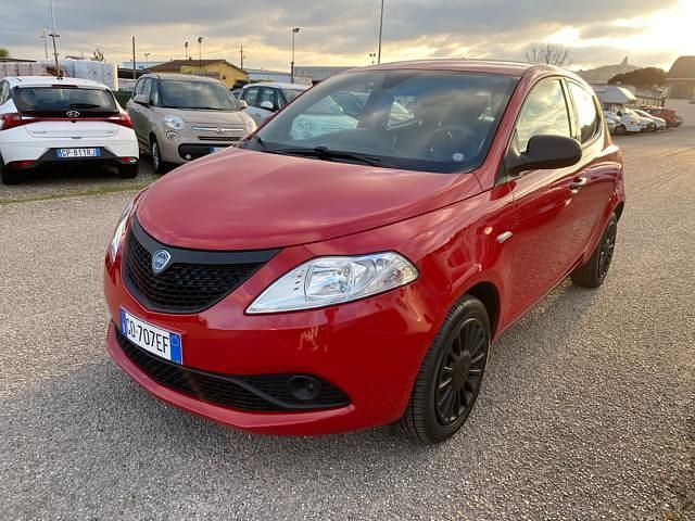 Usata Lancia Ypsilon Silver 69 CV (50 kW) 2020 Rosso