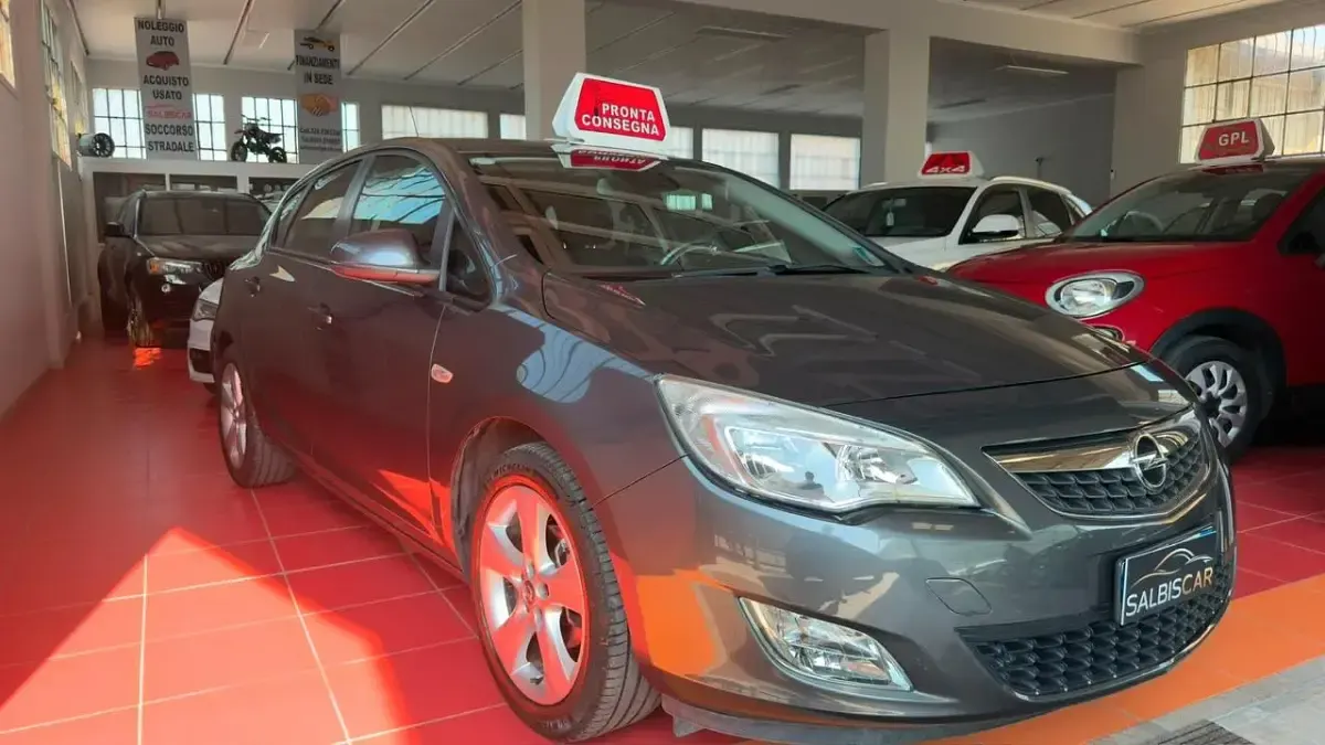 Usata Opel Astra Cosmo 100 CV (73 kW) 2010 Grigio Berlina