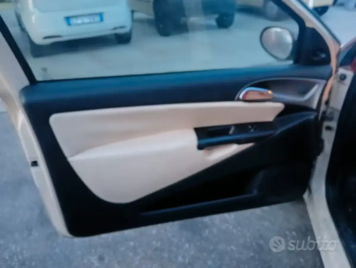 Usata Lancia Ypsilon 60 CV (44 kW) 2005 Beige Utilitaria