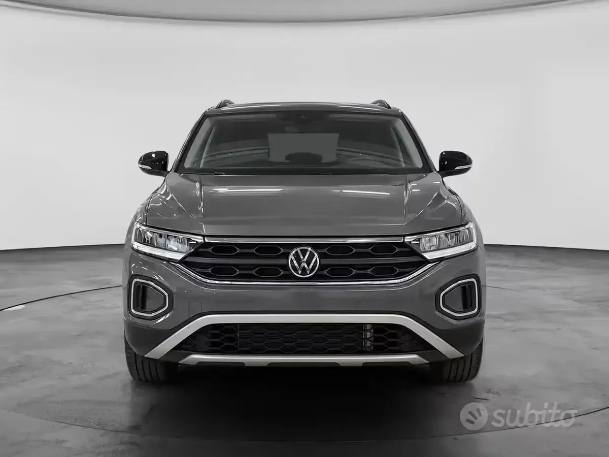 Usata VW T-Roc Life 116 CV (85 kW) 2023 Grigio scuro SUV