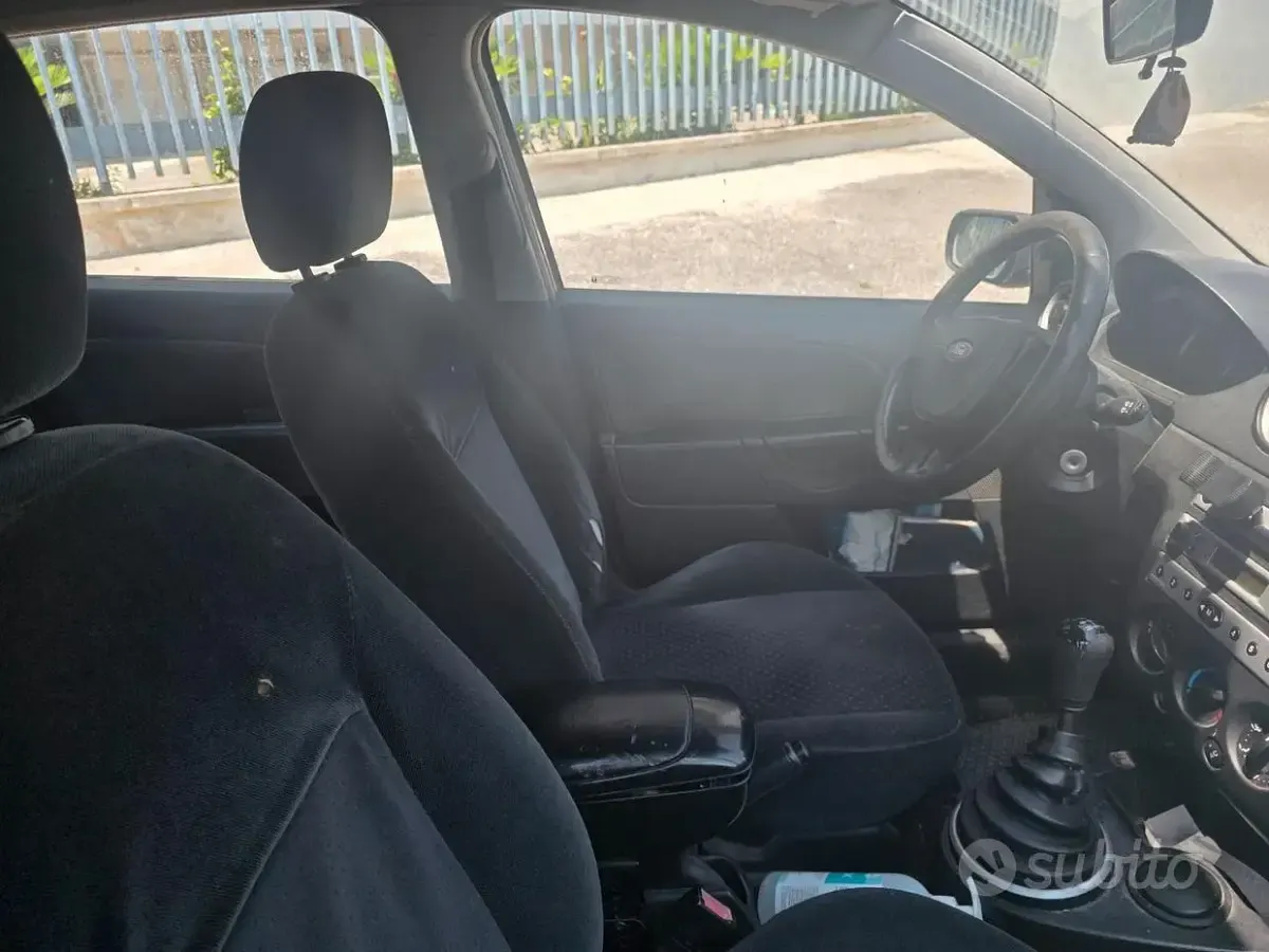 Usata Ford Fiesta 68 CV (50 kW) 2004 Nero Utilitaria