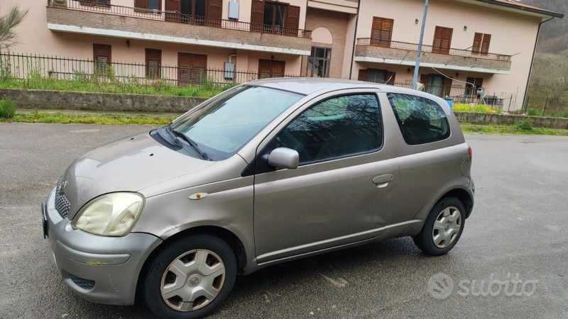 Usata Toyota Yaris 68 CV (50 kW) 2003 Grigio Utilitaria