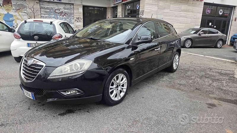 Begagnad Lancia Delta 165 HK (121 kW) 2010 Svart Halvkombi