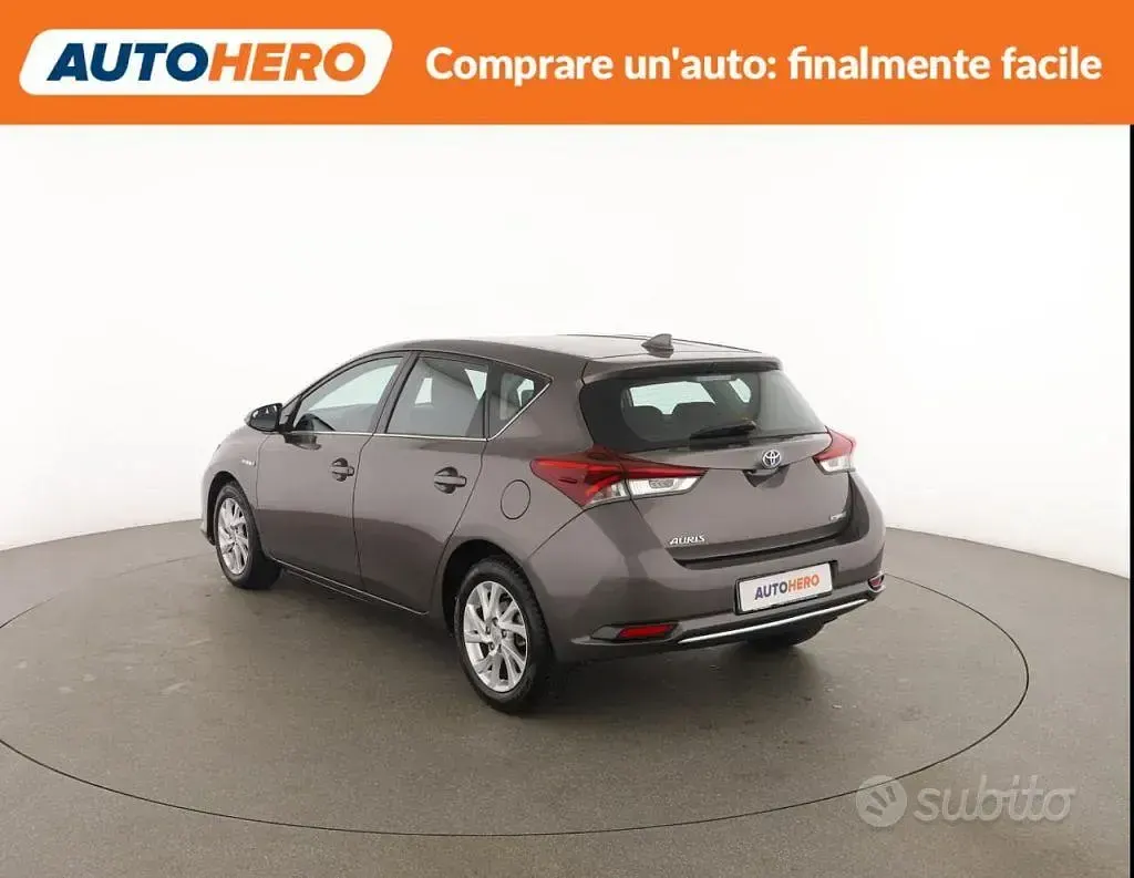 Usata Toyota Auris Hybrid Active 99 CV (72 kW) 2018 Grigio Berlina