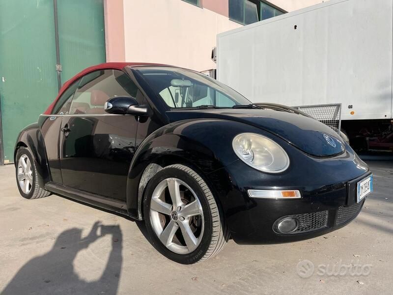 Nero Usata 2008 VW Beetle Edition Cabrio | 4500 € (Buon prezzo) - Immagine 1/4