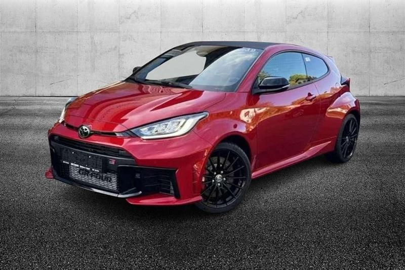 Usata Toyota Yaris 280 CV (205 kW) 2024 Rosso Utilitaria