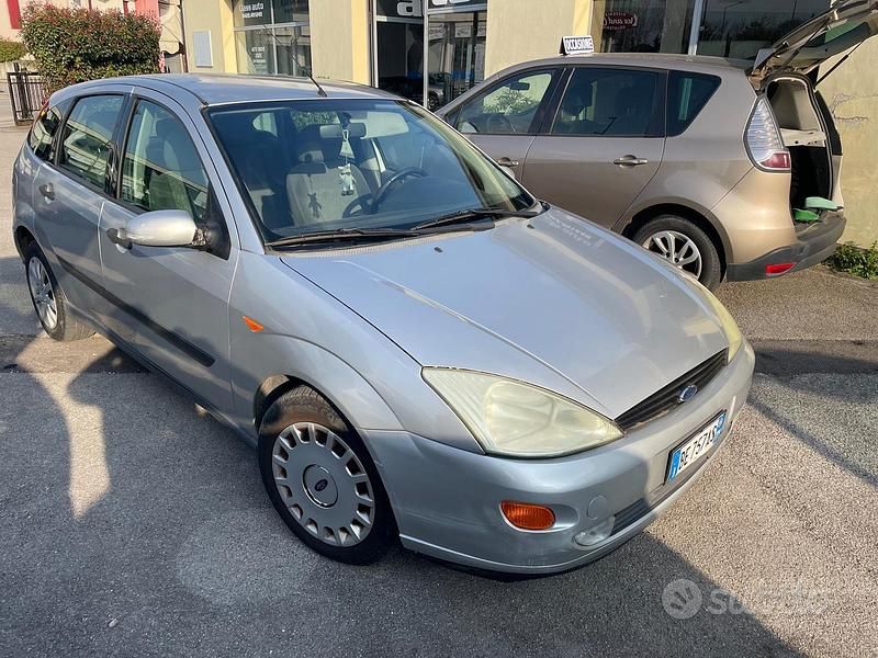 Usata Ford Focus Ghia 100 CV (73 kW) 1999 Grigio Berlina