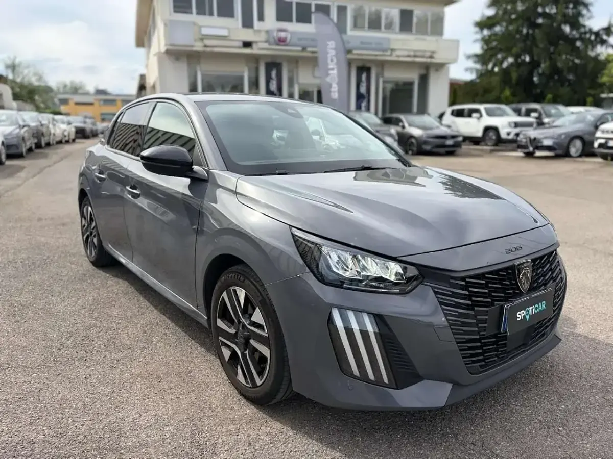 Usata Peugeot 208 Allure 101 CV (74 kW) 2025 Grigio Utilitaria