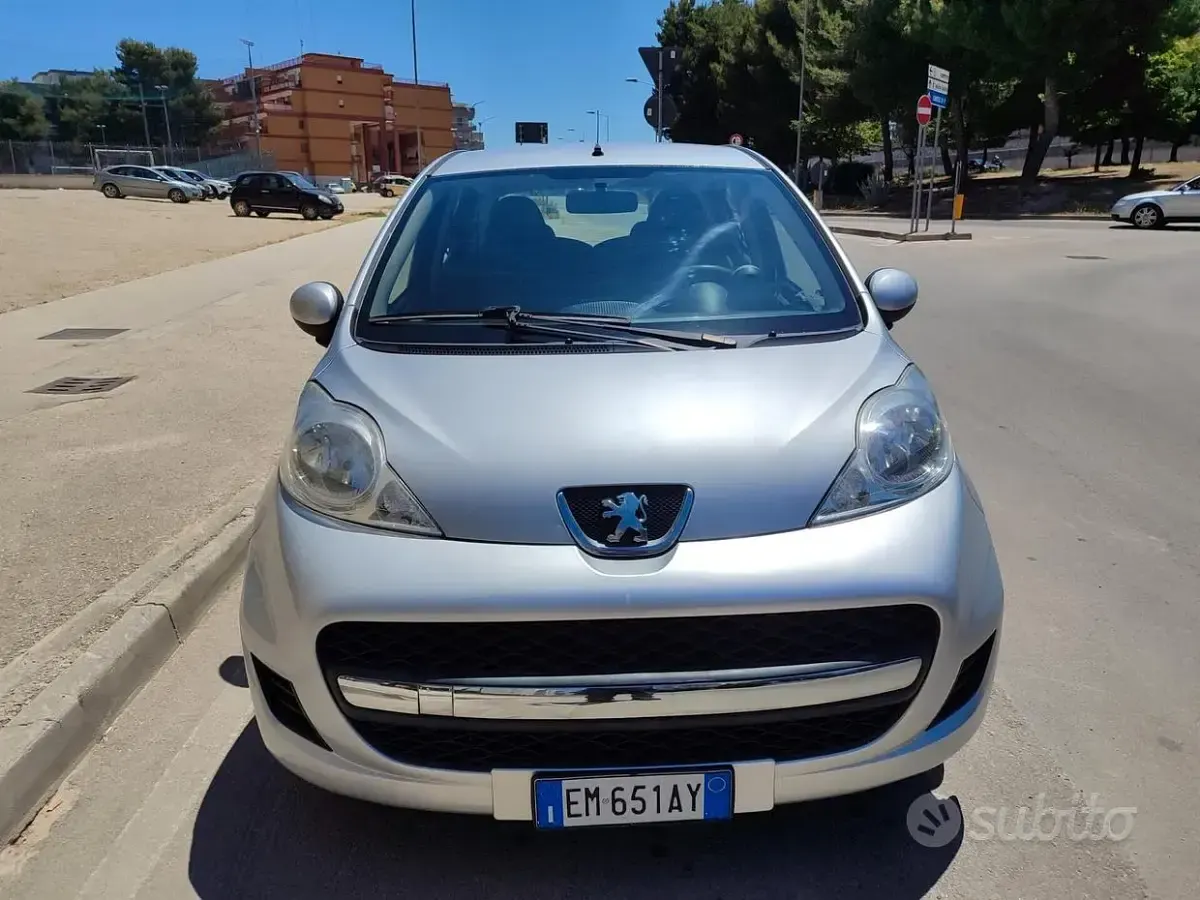 Usata Peugeot 107 68 CV (50 kW) 2012 Grigio Utilitaria