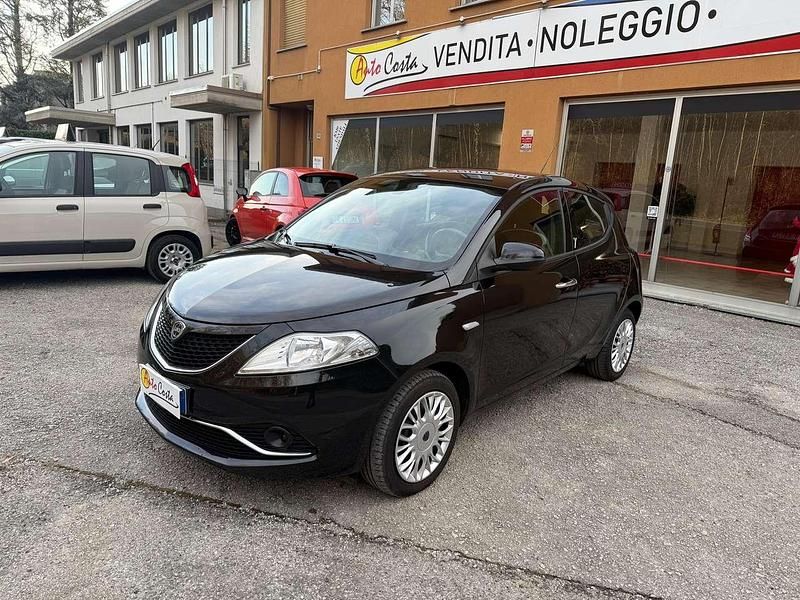 Usata Lancia Ypsilon Gold 95 CV (69 kW) 2017 Nero Utilitaria