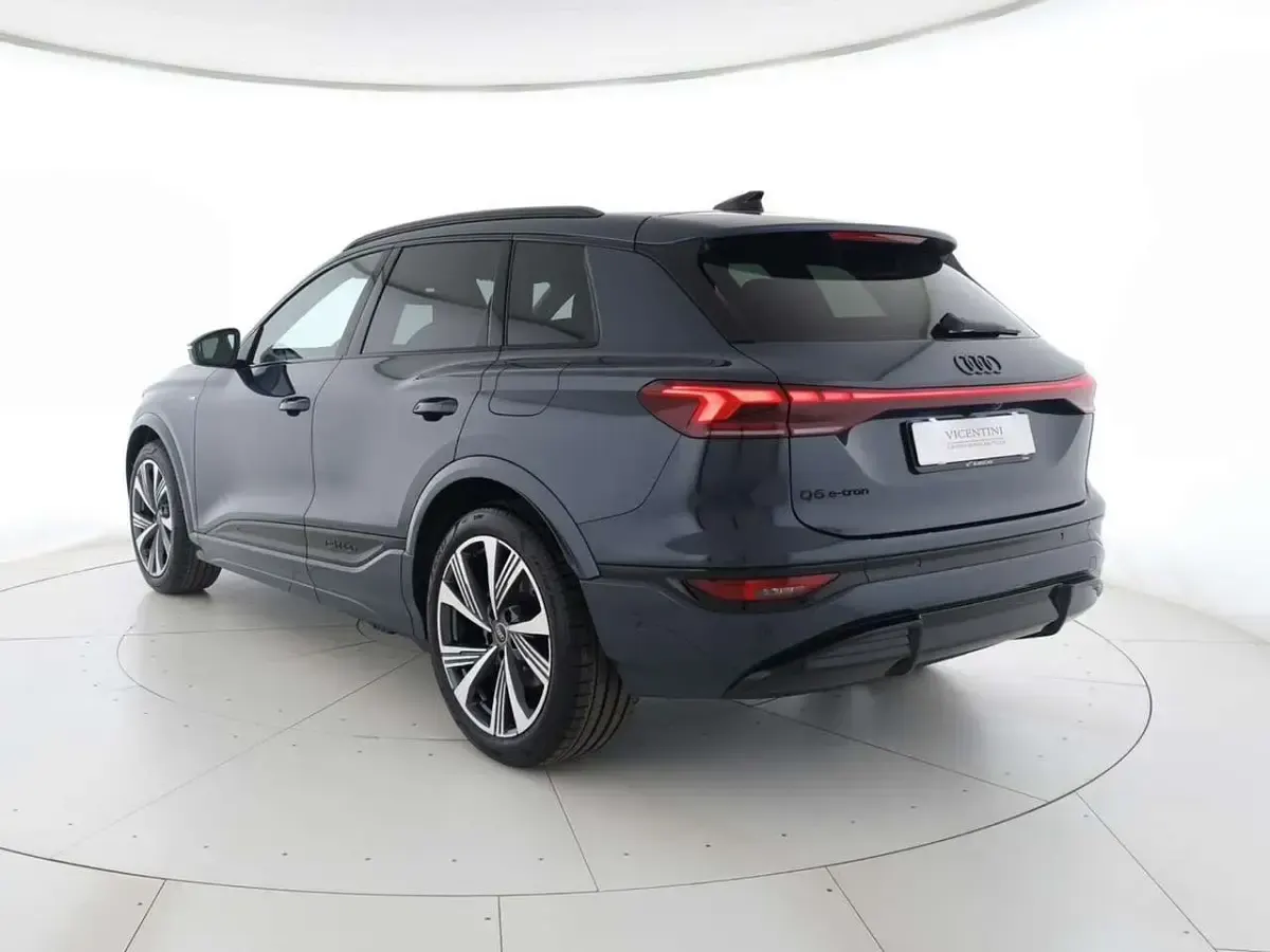 Nuova Audi Q6 e-tron S-Line 239 kW (326 CV) 2026 Blu plasma metallizzato SUV