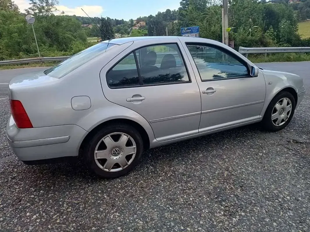 Usata VW Bora Highline 105 CV (77 kW) 2001 Argento Berlina