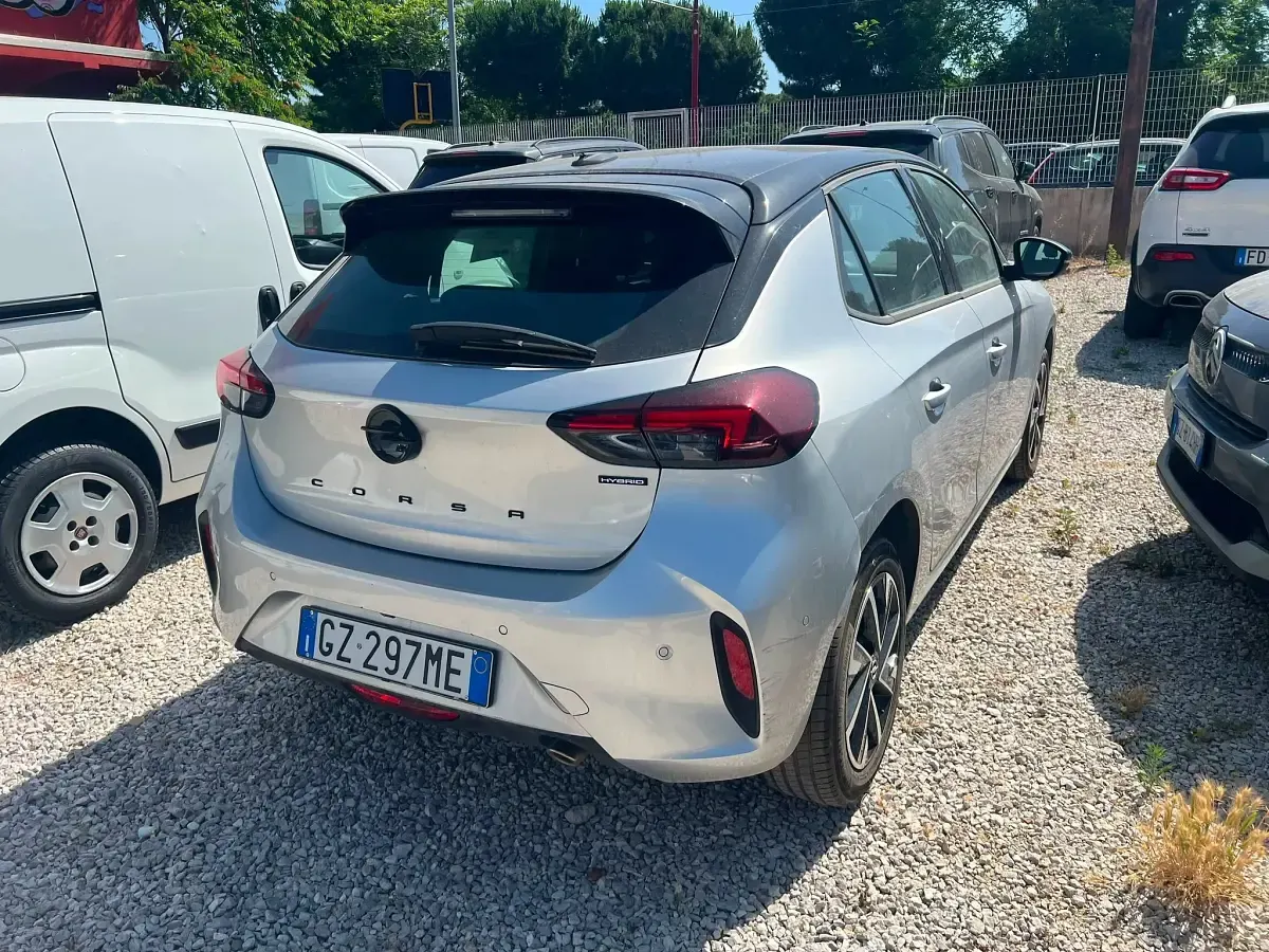 Usata Opel Corsa 100 CV (73 kW) 2025 Crystal silver Utilitaria