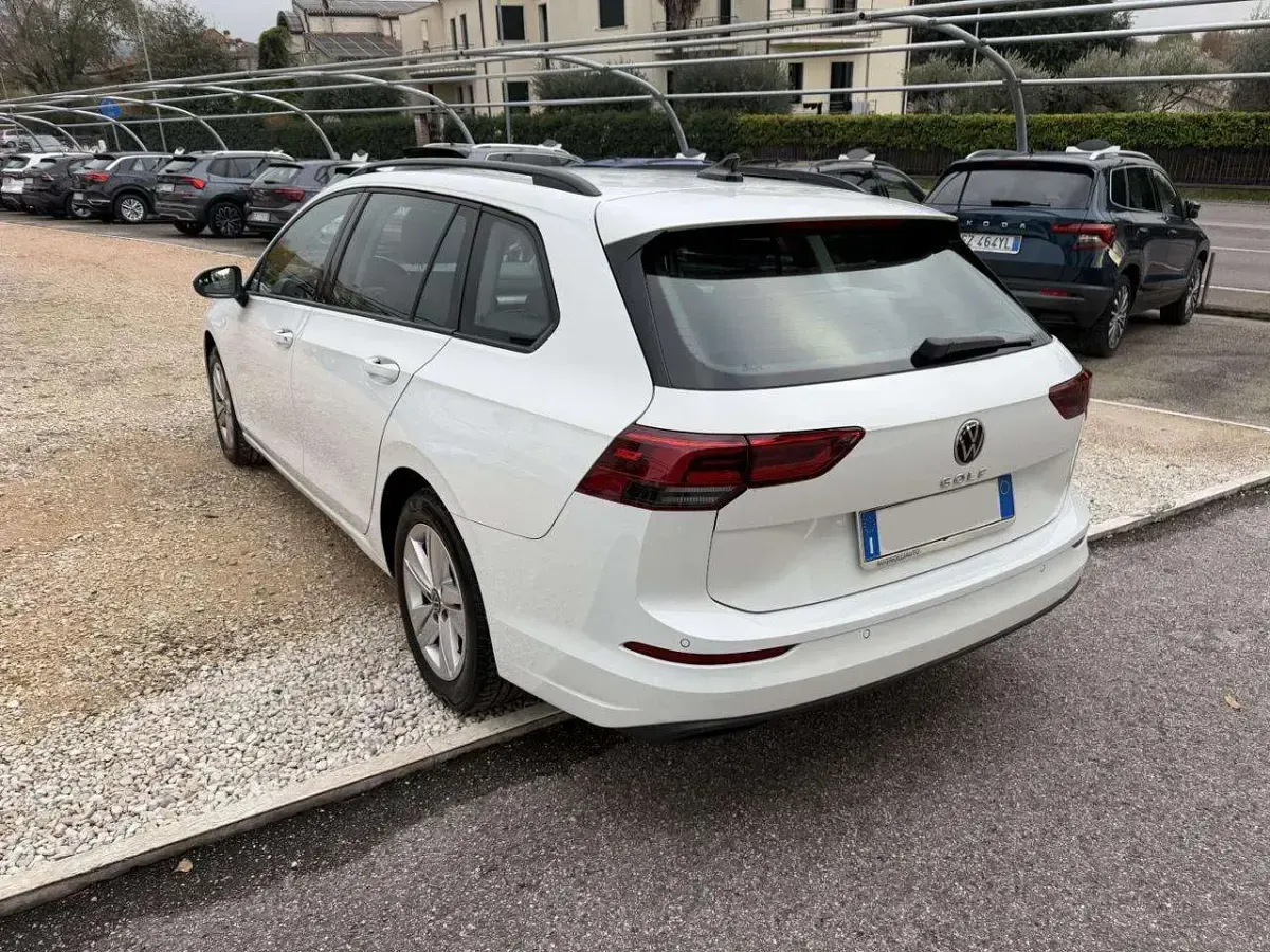 Usata VW Golf VIII Life 116 CV (85 kW) 2022 Bianco Station wagon