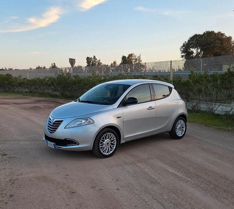 Usata Lancia Ypsilon S 95 CV (69 kW) 2014 Argento Utilitaria