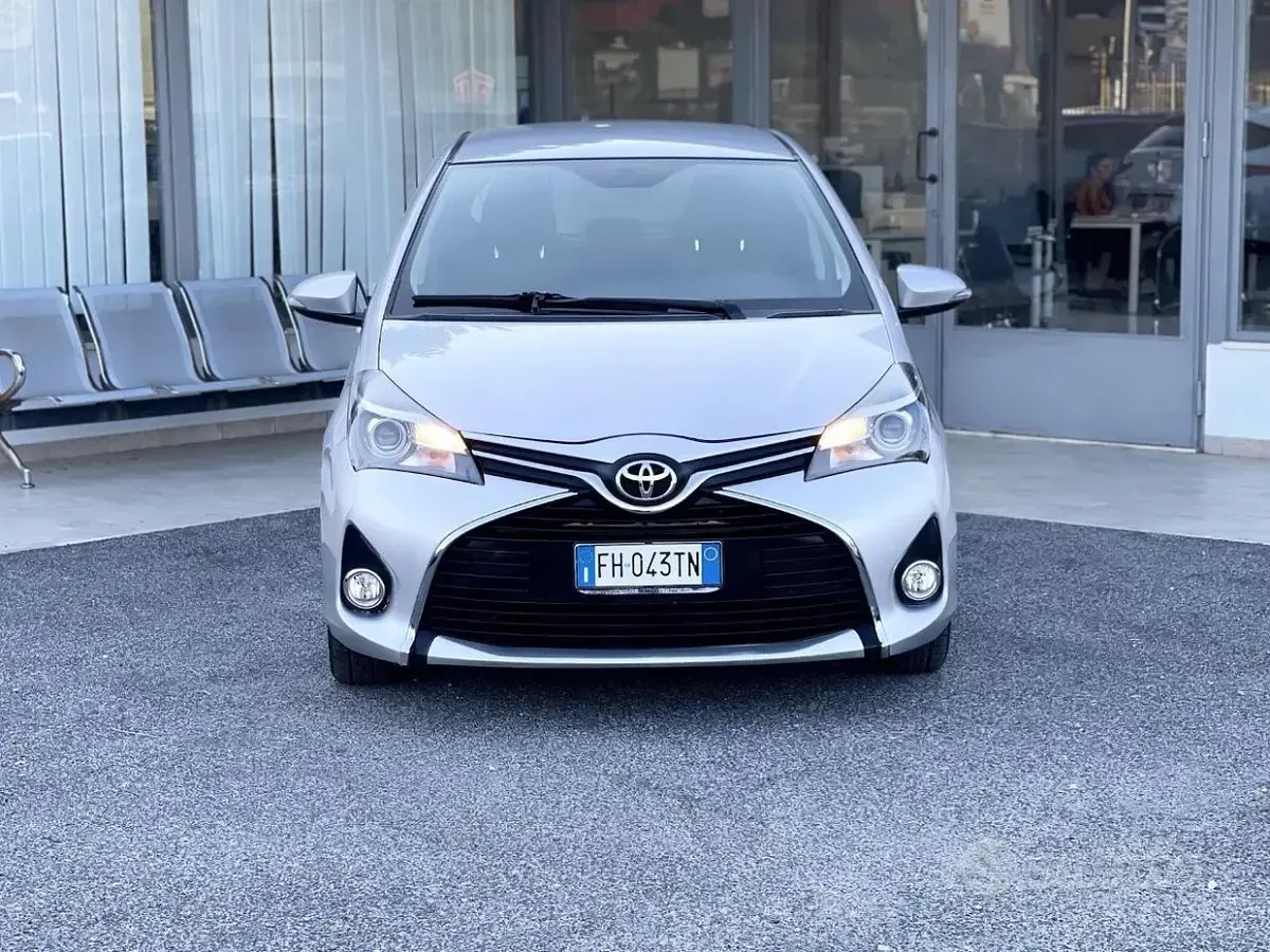 Usata Toyota Yaris 90 CV (66 kW) 2017 Grigio Berlina