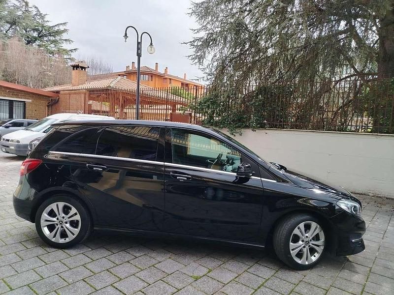 Usata Mercedes B180 109 CV (80 kW) 2018 Nero Monovolume