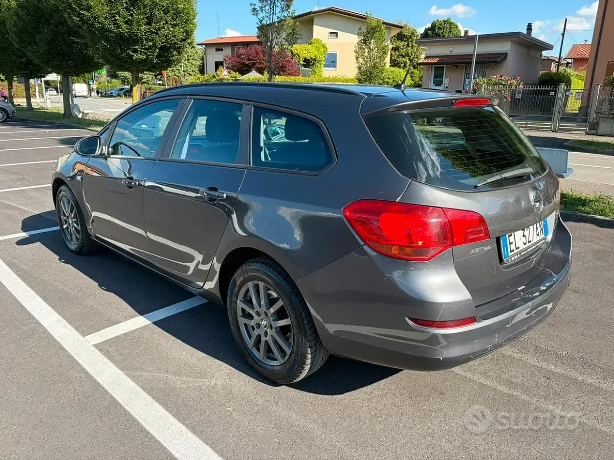 Usata Opel Astra 110 CV (80 kW) 2012 Grigio Station wagon