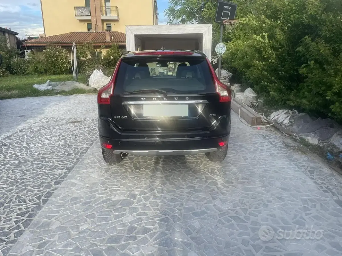 Usado Volvo XC60 150 HP (110 kW) 2016 Preto SUV